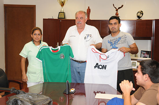 Entrega Melchor Sánchez 40 uniformes deportivos