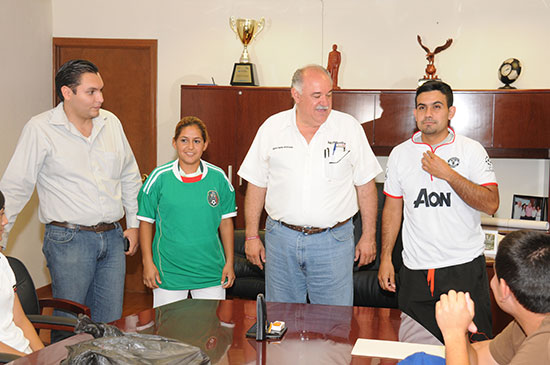 Entrega Melchor Sánchez 40 uniformes deportivos