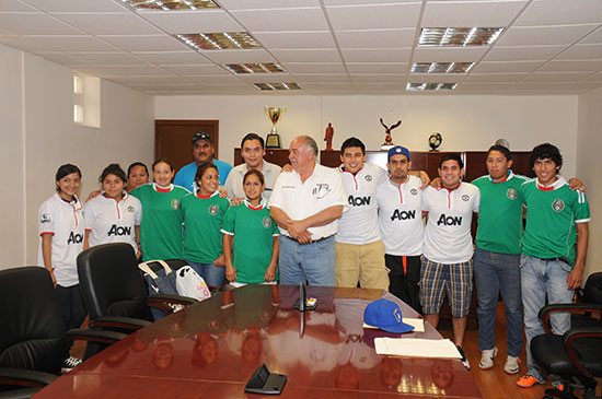 Entrega Melchor Sánchez 40 uniformes deportivos