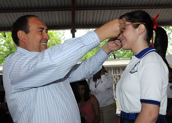 Entrega Rubén Moreira lentes a estudiantes de la Región Centro