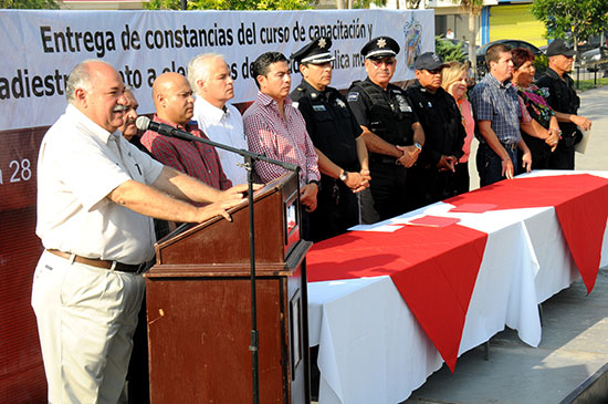 Entregan constancias de capacitación a policías municipales