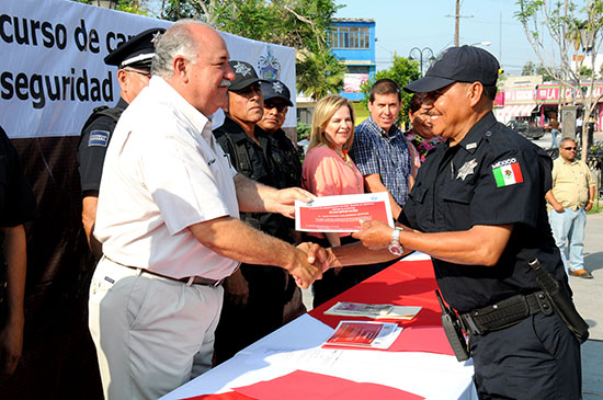 Entregan constancias de capacitación a policías municipales