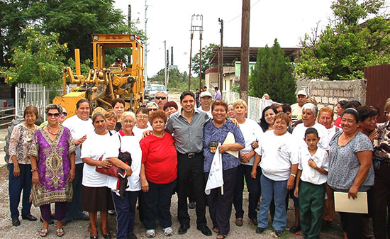 Principia Antonio Nerio obra de pavimentación en la colonia del Seis