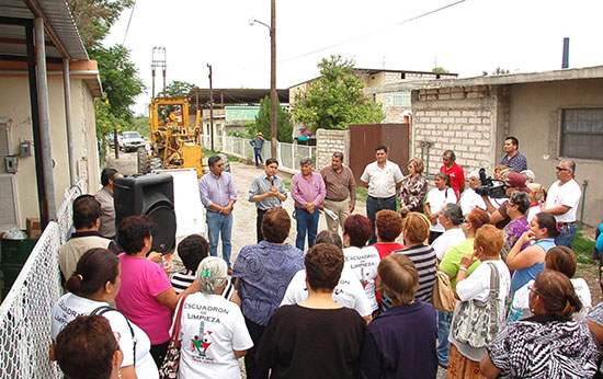 Principia Antonio Nerio obra de pavimentación en la colonia del Seis