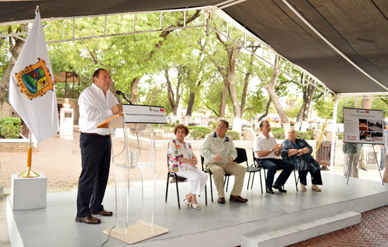 VECINOS DE LA ZONA CENTRO ATESTIGUAN ENTREGA DE OBRA DE REHABILITACIÓN DE LA PLAZA BENJAMÍN CANALES.