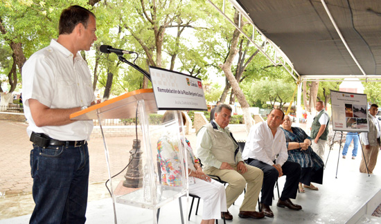 VECINOS DE LA ZONA CENTRO ATESTIGUAN ENTREGA DE OBRA DE REHABILITACIÓN DE LA PLAZA BENJAMÍN CANALES.