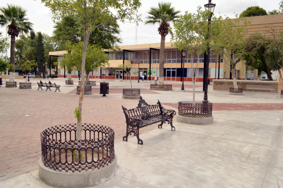 VECINOS DE LA ZONA CENTRO ATESTIGUAN ENTREGA DE OBRA DE REHABILITACIÓN DE LA PLAZA BENJAMÍN CANALES.