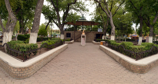 VECINOS DE LA ZONA CENTRO ATESTIGUAN ENTREGA DE OBRA DE REHABILITACIÓN DE LA PLAZA BENJAMÍN CANALES.