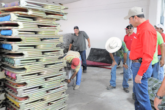 CONTINÚAN GOBERNADOR Y ALCALDE ENTREGA DE APOYOS A DAMNIFICADOS 