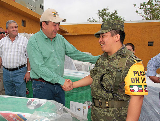 Entrega gobierno estatal a beneficios damnificados