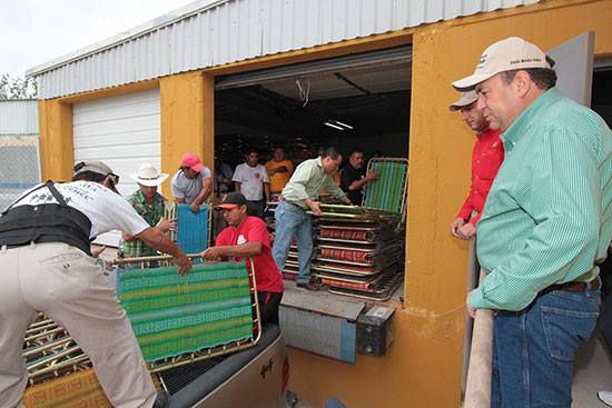 Entrega gobierno estatal a beneficios damnificados