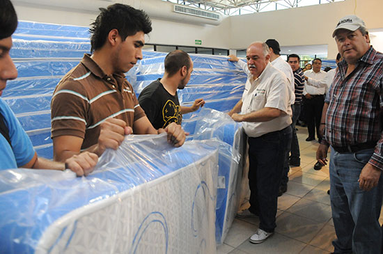 Monclova presente en entrega de apoyos a damnificados de Piedras Negras