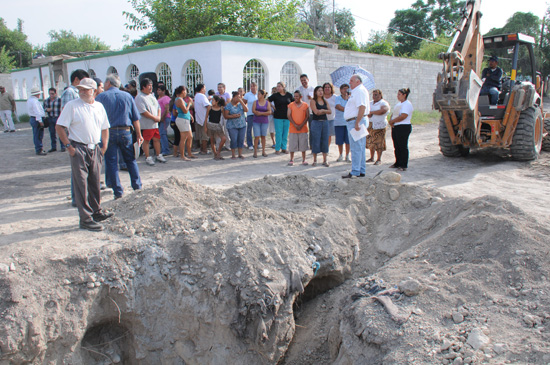 Supervisa alcalde Melchor Sánchez obra de drenaje en la colonia Ampliación las Flores 