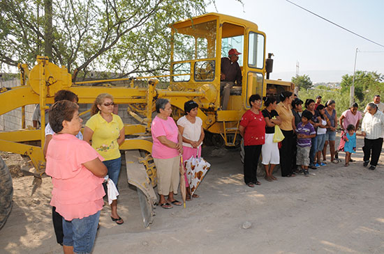 Supervisan obras de pavimentación en la colonia San Isidro