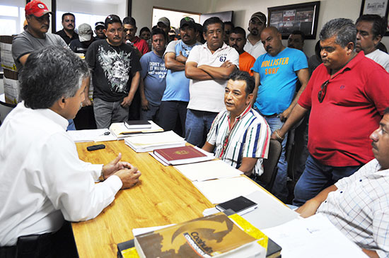 Recibe Secretario del Ayuntamiento a grupo de vendedores de autopartes usadas