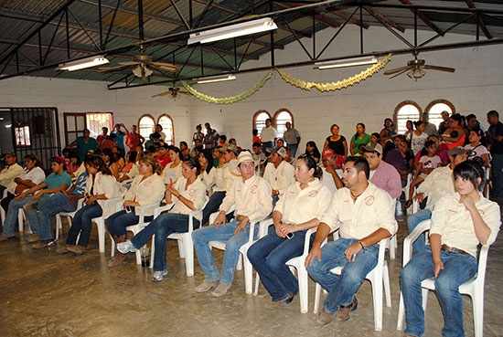 Reconocen a voluntarios de la Asociación de Equinoterapia “Caballo Viejo”