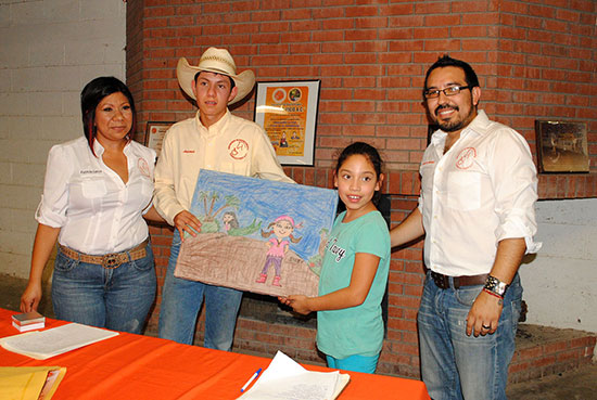 Reconocen a voluntarios de la Asociación de Equinoterapia “Caballo Viejo”