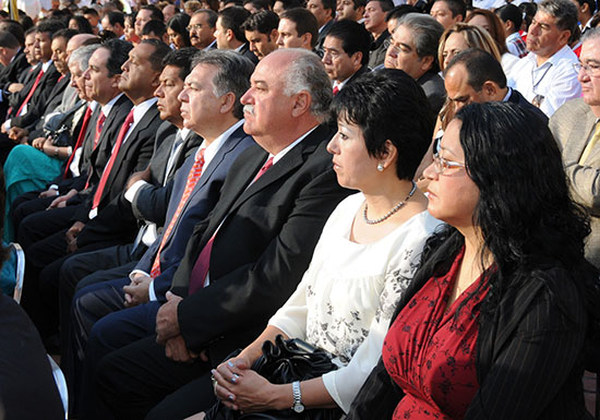 Acompaña alcalde al gobernador de Coahuila en ceremonia de inicio de Ciclo Escolar 2013-2014