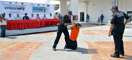 Encabeza alcalde ceremonia de graduación de 30 cadetes de la Academia de la Policía Municipal