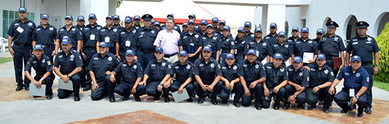 Encabeza alcalde ceremonia de graduación de 30 cadetes de la Academia de la Policía Municipal