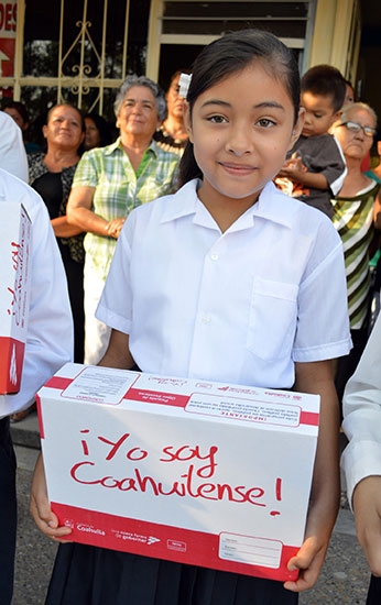 Entrega alcalde y secretario de gobierno paquetes de útiles escolares a alumnos de educación básica