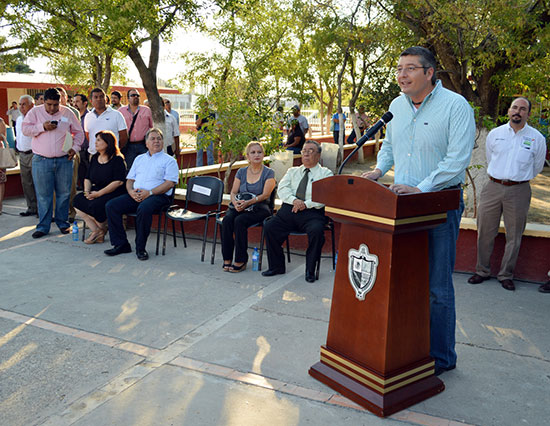 Entrega alcalde y secretario de gobierno paquetes de útiles escolares a alumnos de educación básica