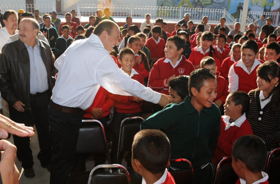 Entrega Rubén Moreira apoyos escolares a alumnos de primaria de ejido de Arteaga 