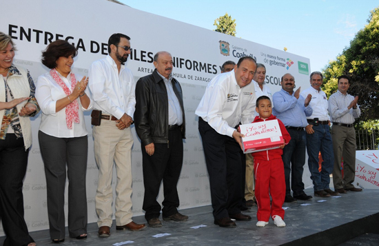 Entrega Rubén Moreira apoyos escolares a alumnos de primaria de ejido de Arteaga 