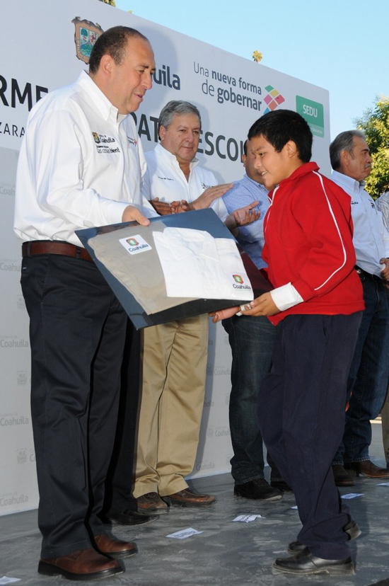 Entrega Rubén Moreira apoyos escolares a alumnos de primaria de ejido de Arteaga 