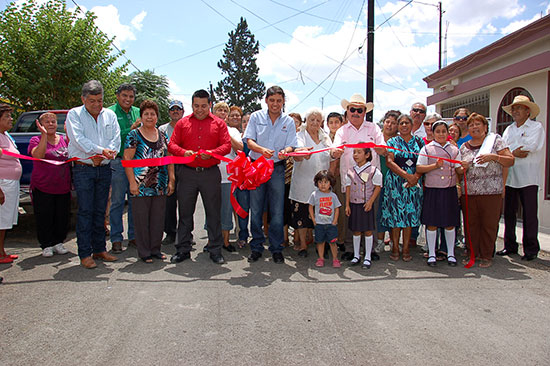 Hace entrega Antonio Nerio de obra de pavimentación