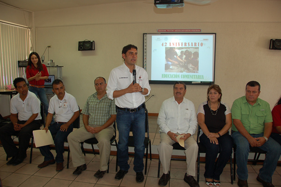 Invitado de honor Antonio Nerio en evento de líderes educativos comunitarios