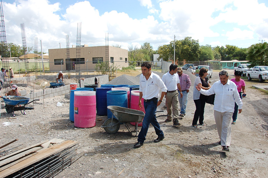 Antonio Nerio y  Delegado Estatal de CONAFE supervisan avance de obra de oficinas regionales en Rosita 