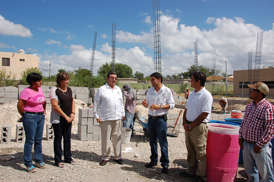 Antonio Nerio y  Delegado Estatal de CONAFE supervisan avance de obra de oficinas regionales en Rosita 