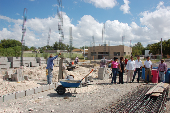 Antonio Nerio y  Delegado Estatal de CONAFE supervisan avance de obra de oficinas regionales en Rosita 