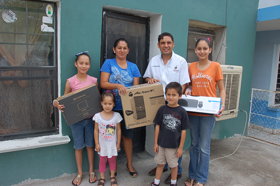 APOYA ALCALDE A FAMILIA DE EXCELENTES ESTUDIANTES.