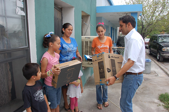 APOYA ALCALDE A FAMILIA DE EXCELENTES ESTUDIANTES.