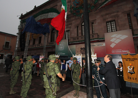 Encabeza el gobernador Rubén Moreira izamiento a la bandera en la plaza de armas