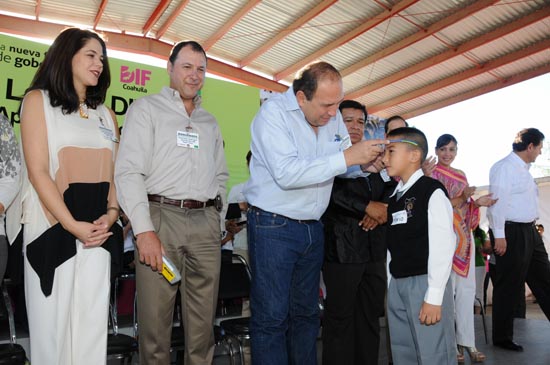 Entrega gobernador lentes para estudiantes