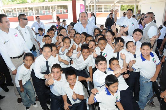 Entrega gobernador lentes para estudiantes