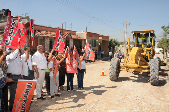 Inicia alcalde Melchor Sánchez obra de pavimentación en calle 33