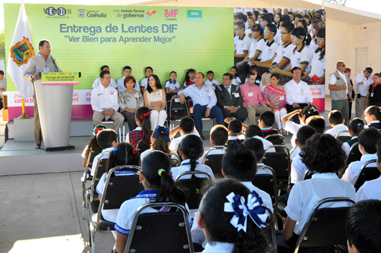 Inician gobernador y alcalde entrega de 3 mil 400 lentes en la región