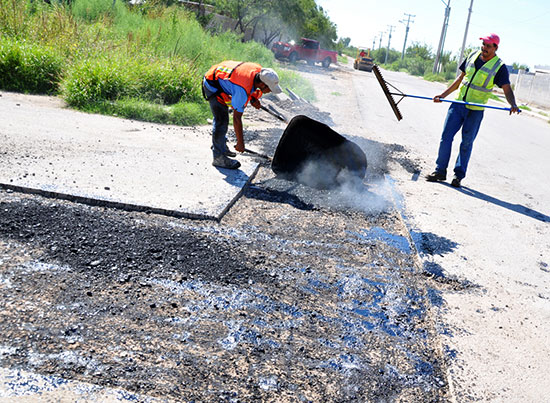 Supervisa alcalde trabajos de bacheo y limpieza de arroyos