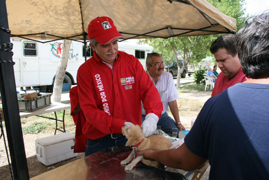 Veterinarios de Clínica Chavarría en brigada multidisciplinaria del PRI