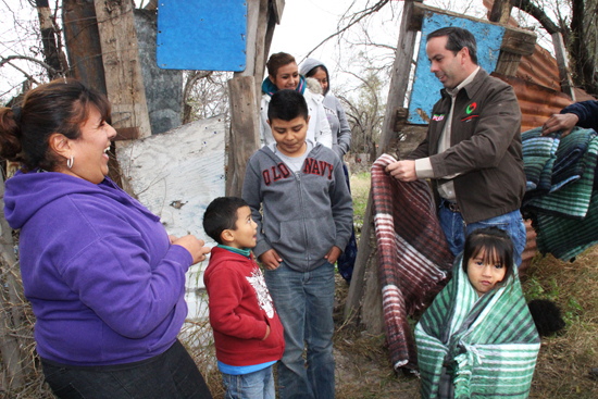 ALCALDE ENTREGA COBERTORES EN COLONIA BRAVO 