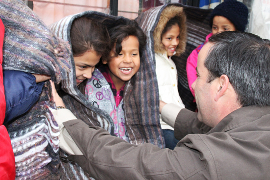 ALCALDE ENTREGA COBERTORES EN COLONIA BRAVO 