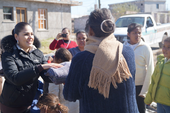 Entrega DIF cobertores para proteger de las inclemencias del tiempo