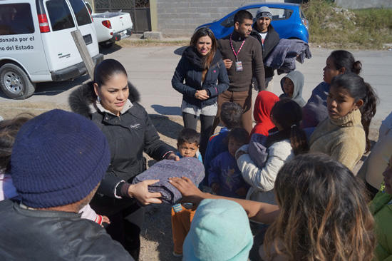 Entrega DIF cobertores para proteger de las inclemencias del tiempo