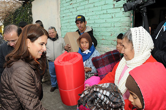 Entregan presidenta del DIF y Secretario del Trabajo apoyos por bajas temperaturas