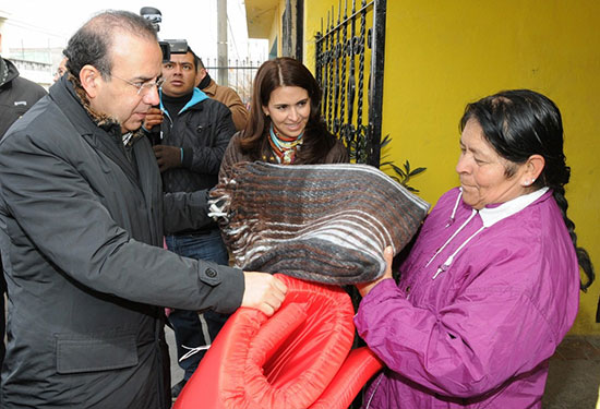 Entregan presidenta del DIF y Secretario del Trabajo apoyos por bajas temperaturas