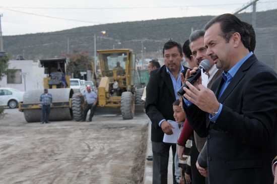 Inicia Municipio pavimento en calle El Socorro en Colonias de Santiago 